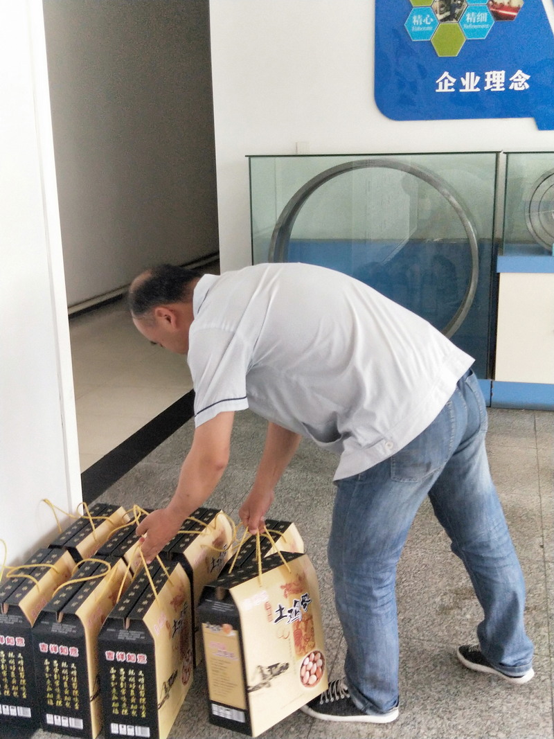 鞍山新興軸承為全體員工發(fā)放端午節(jié)禮品(圖3) 鞍山新興軸承為全體員工發(fā)放端午節(jié)禮品(圖3)